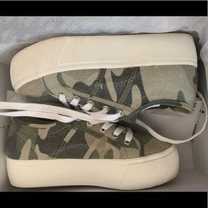 Steve Madden platform Camo Emmi Sneakers